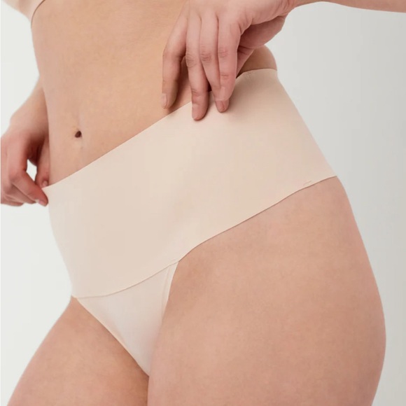 SPANXsmooth™ Undie-tectable Thong SP0115 (Medium) - Picture 1 of 4